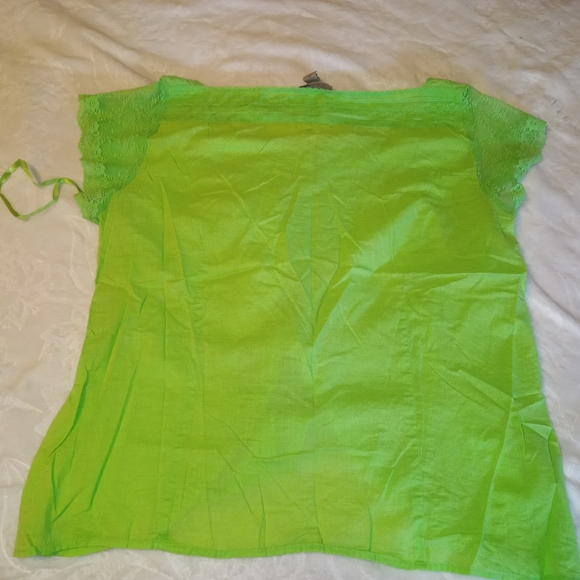 Bright green blouse - Picture 2 of 4